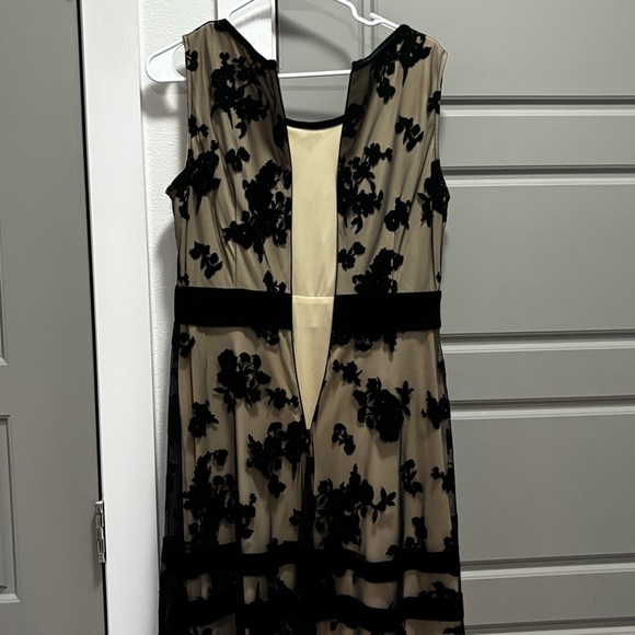 Black velvet midi dress, size M, with velour / velvet flowers - Picture 9 of 10